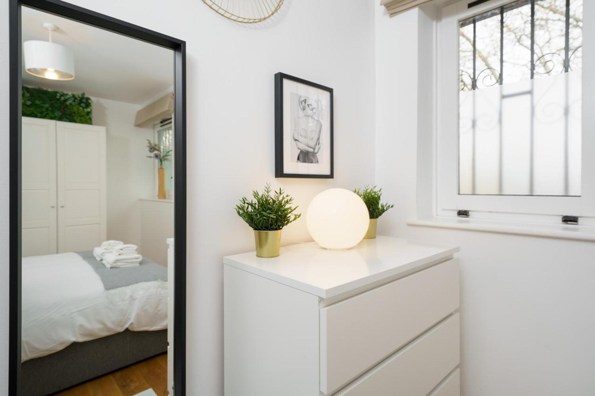 Lovely Apartment In Victoria Park Village London Exterior photo