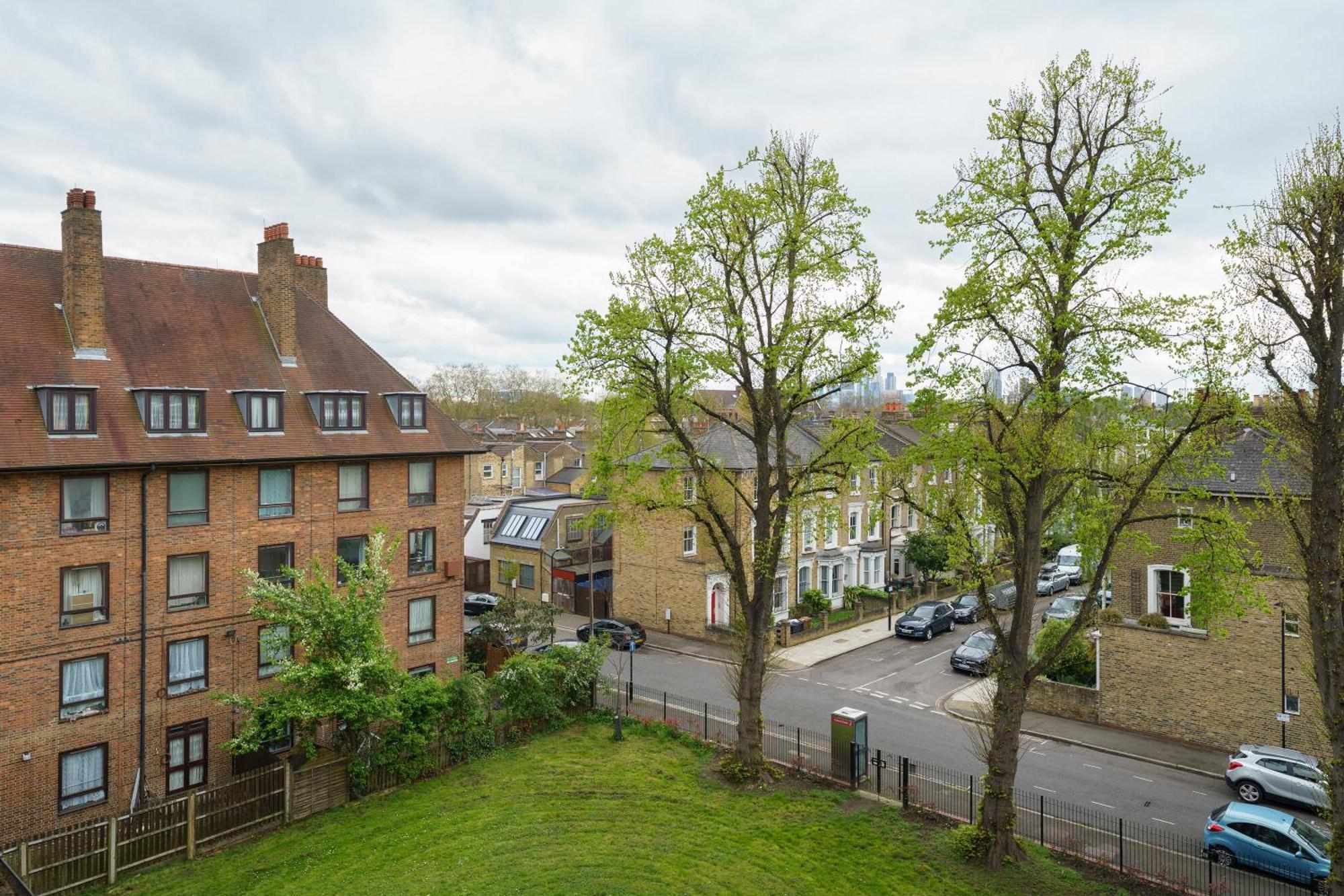 Lovely Apartment In Victoria Park Village London Exterior photo
